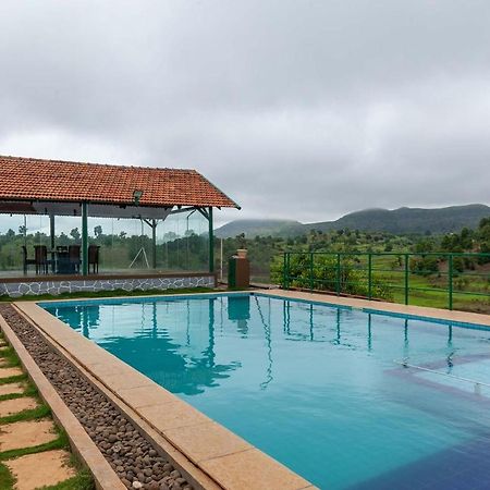 Stayvista'S Ficus Farms - Mountain-View Haven With Rustic Artsy Interiors, Outdoor Pool, Glasshouse, Home Theatre & Karaoke Delight อิกัตปุรี ภายนอก รูปภาพ