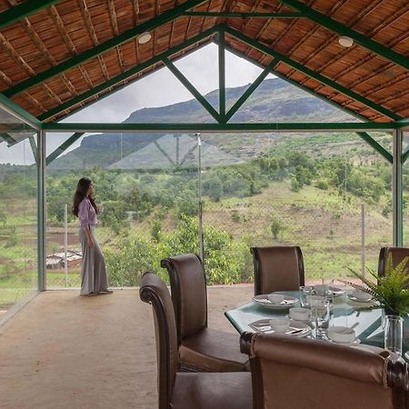 Stayvista'S Ficus Farms - Mountain-View Haven With Rustic Artsy Interiors, Outdoor Pool, Glasshouse, Home Theatre & Karaoke Delight อิกัตปุรี ภายนอก รูปภาพ