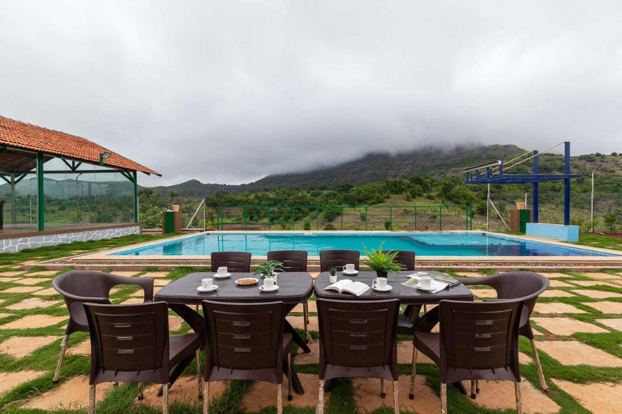 Stayvista'S Ficus Farms - Mountain-View Haven With Rustic Artsy Interiors, Outdoor Pool, Glasshouse, Home Theatre & Karaoke Delight อิกัตปุรี ภายนอก รูปภาพ