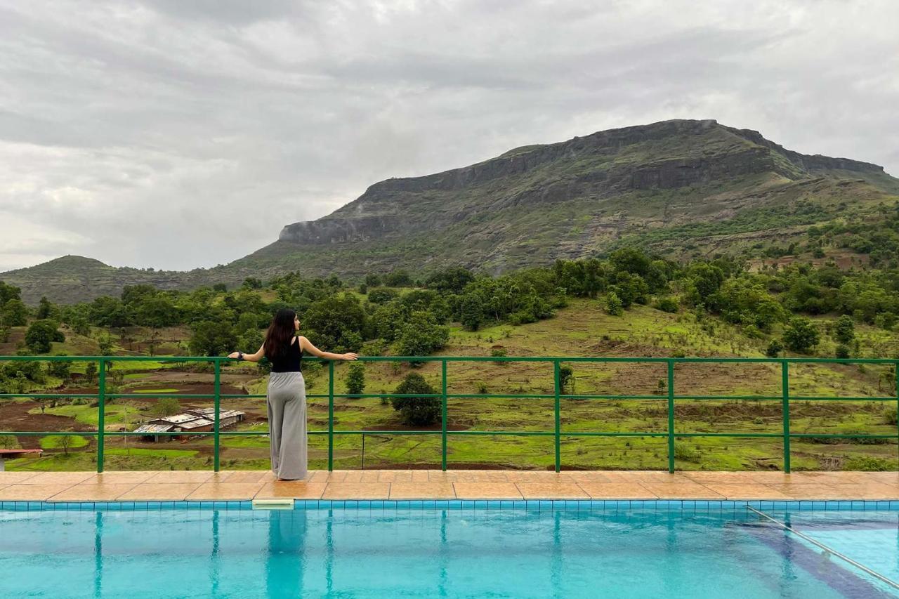 Stayvista'S Ficus Farms - Mountain-View Haven With Rustic Artsy Interiors, Outdoor Pool, Glasshouse, Home Theatre & Karaoke Delight อิกัตปุรี ภายนอก รูปภาพ
