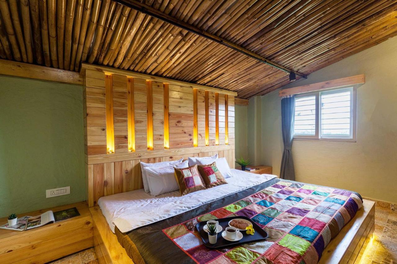 Stayvista'S Ficus Farms - Mountain-View Haven With Rustic Artsy Interiors, Outdoor Pool, Glasshouse, Home Theatre & Karaoke Delight อิกัตปุรี ภายนอก รูปภาพ