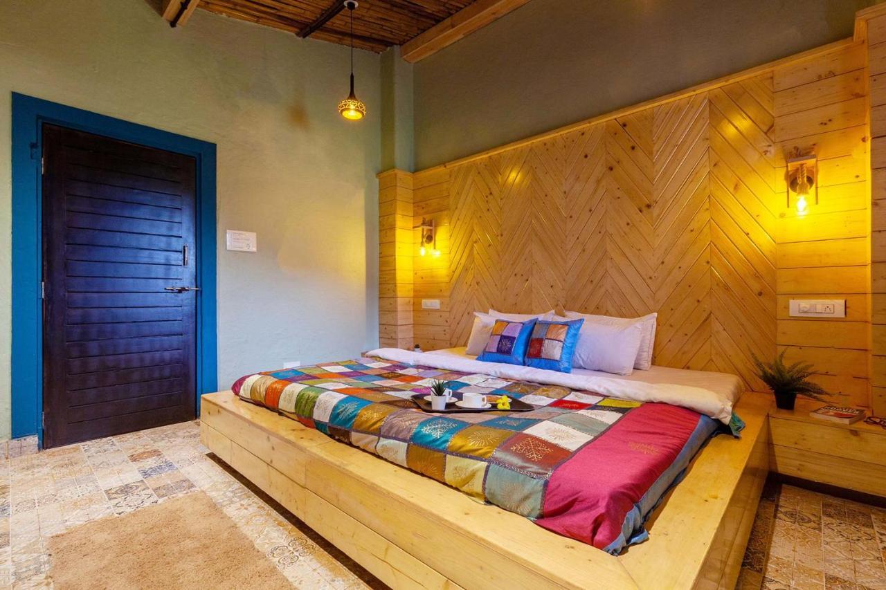 Stayvista'S Ficus Farms - Mountain-View Haven With Rustic Artsy Interiors, Outdoor Pool, Glasshouse, Home Theatre & Karaoke Delight อิกัตปุรี ภายนอก รูปภาพ