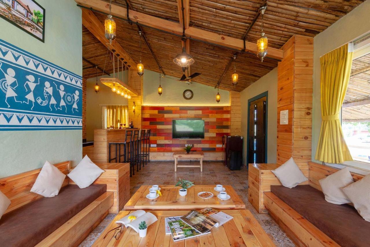 Stayvista'S Ficus Farms - Mountain-View Haven With Rustic Artsy Interiors, Outdoor Pool, Glasshouse, Home Theatre & Karaoke Delight อิกัตปุรี ภายนอก รูปภาพ