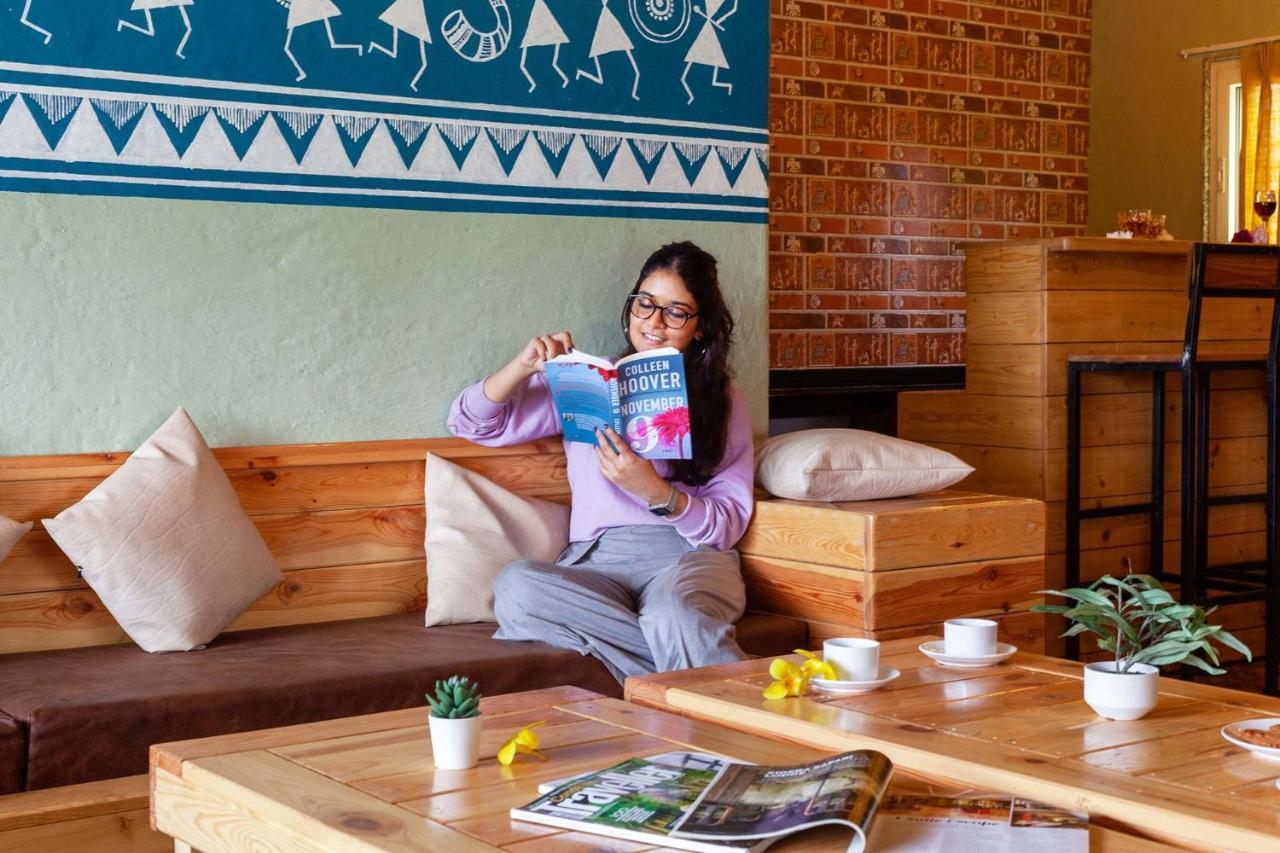 Stayvista'S Ficus Farms - Mountain-View Haven With Rustic Artsy Interiors, Outdoor Pool, Glasshouse, Home Theatre & Karaoke Delight อิกัตปุรี ภายนอก รูปภาพ