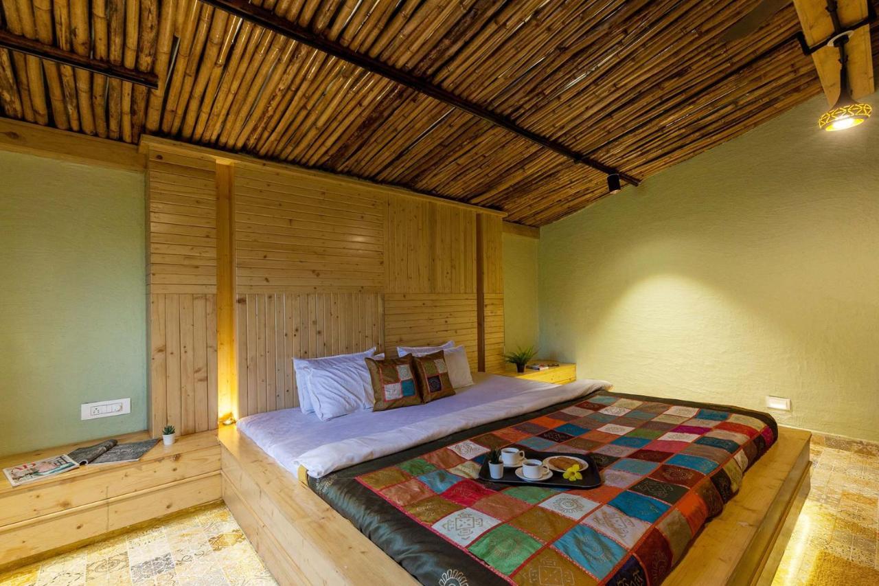 Stayvista'S Ficus Farms - Mountain-View Haven With Rustic Artsy Interiors, Outdoor Pool, Glasshouse, Home Theatre & Karaoke Delight อิกัตปุรี ภายนอก รูปภาพ
